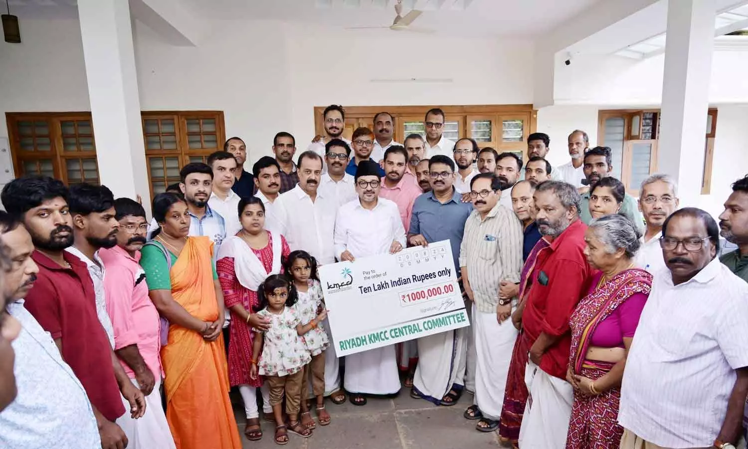 റിയാദ് കെ.എം.സി.സി സുരക്ഷാ പദ്ധതി: മൂന്ന് കുടുംബങ്ങൾക്ക് മുപ്പത് ലക്ഷം രൂപ കൈമാറി റിയാദ് കെ.എം.സി.സി സുരക്ഷാ പദ്ധതി: മൂന്ന് കുടുംബങ്ങൾക്ക് മുപ്പത് ലക്ഷം രൂപ കൈമാറി