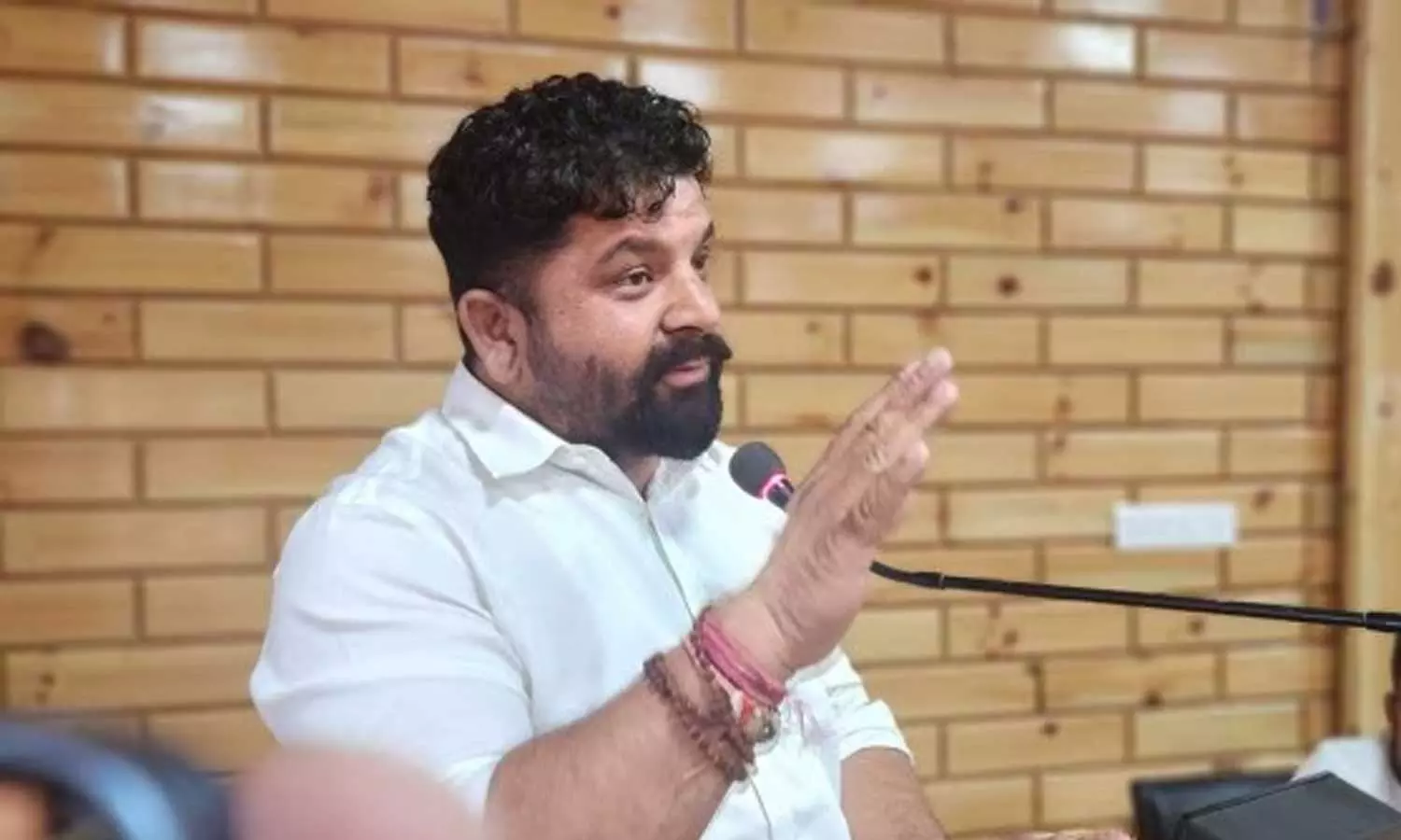 നഗ്നചിത്രങ്ങൾ ആവശ്യപ്പെട്ട് യുവതിയെ ഭീഷണിപ്പെടുത്തിയ ബി.ജെ.പി എം.എൽ.എക്കെതിരെ കേസെടുത്ത് പൊലീസ്