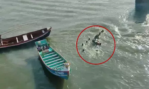 മുതലപ്പൊഴിയിൽ ഇന്നും അപകടം; രണ്ട് വള്ളങ്ങള്‍ മറിഞ്ഞു