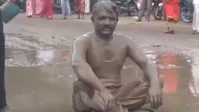 CPI Leader Takes Mud-Bath In Unique Style Protest As Maharashtra Faces Waterlogging Issues CPI Leader Takes Mud-Bath In Unique Style Protest As Maharashtra Faces Waterlogging Issues