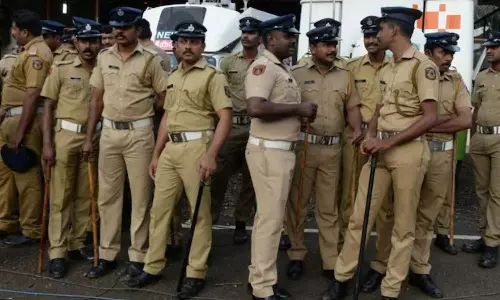 ജോലിഭാരം ആത്മഹത്യയിലേക്ക് നയിക്കുന്നു; പൊലീസ് അംഗബലം കൂട്ടണം-പ്രമേയവുമായി അസോസിയേഷന് ജോലിഭാരം ആത്മഹത്യയിലേക്ക് നയിക്കുന്നു; പൊലീസ് അംഗബലം കൂട്ടണം-പ്രമേയവുമായി അസോസിയേഷന്