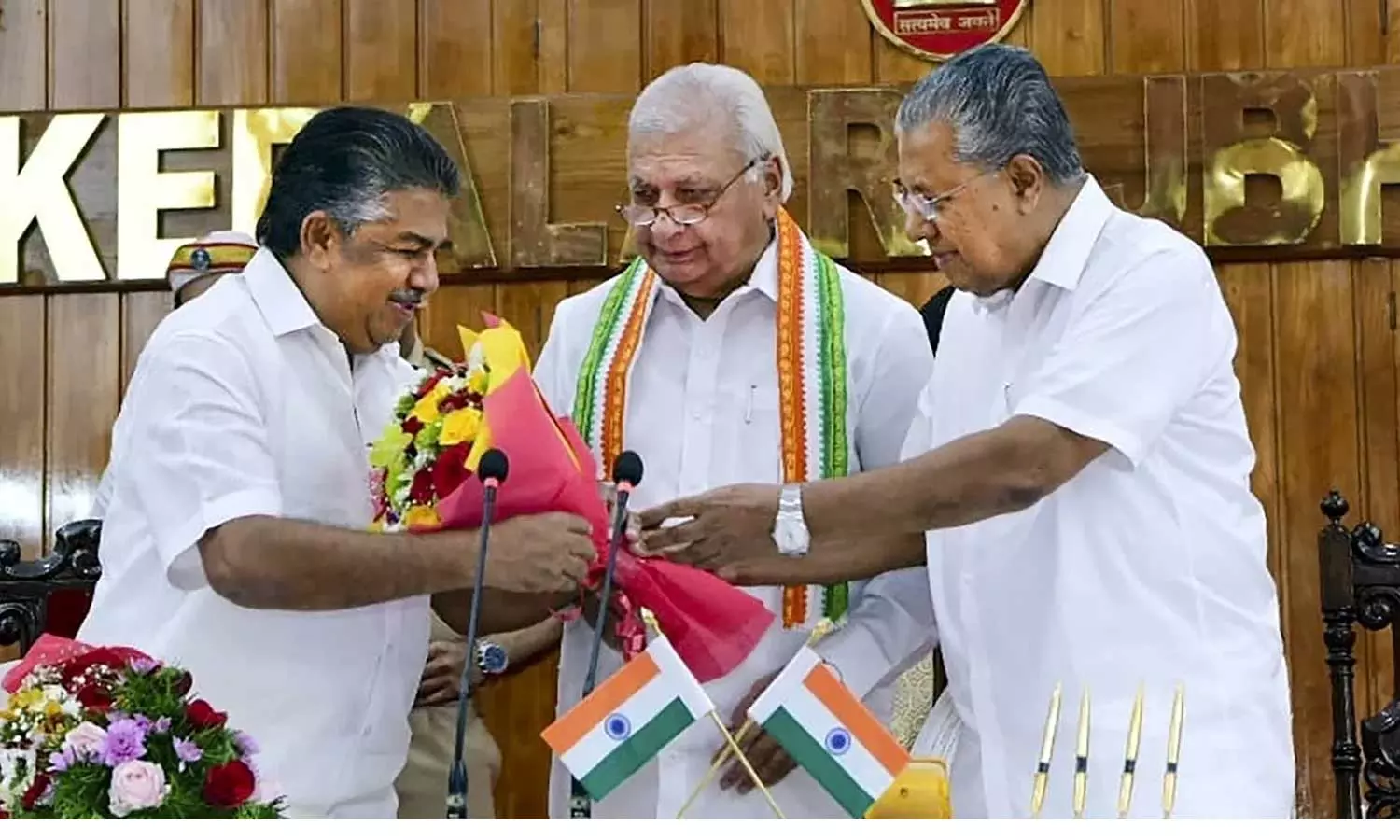 കുറ്റവാളികളെ സർക്കാർ സംരക്ഷിച്ചു; മുഖ്യമന്ത്രിക്കും സാംസ്കാരിക മന്ത്രിക്കുമെതിരെ നടപടി ആവശ്യപ്പെട്ട് ഗവർണർക്ക് പരാതി കുറ്റവാളികളെ സർക്കാർ സംരക്ഷിച്ചു; മുഖ്യമന്ത്രിക്കും സാംസ്കാരിക മന്ത്രിക്കുമെതിരെ നടപടി ആവശ്യപ്പെട്ട് ഗവർണർക്ക് പരാതി