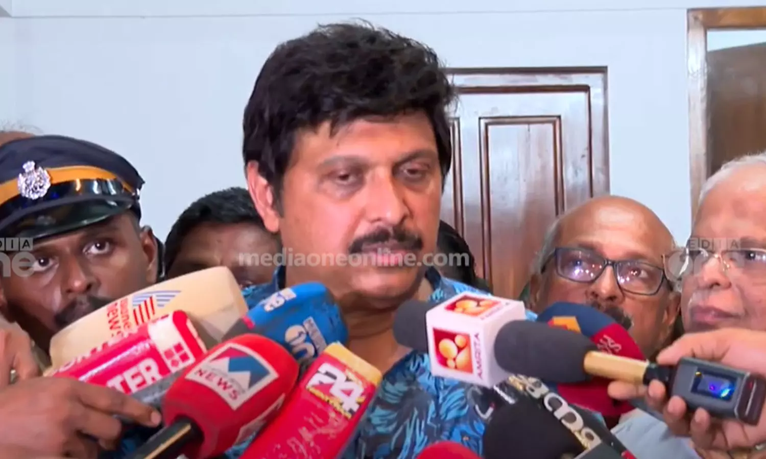 പ്രതികരിക്കാൻ ഇല്ല, മാധ്യമങ്ങൾ വേട്ടയാടുന്നു: മന്ത്രി കെ.ബി ഗണേഷ് കുമാര് പ്രതികരിക്കാൻ ഇല്ല, മാധ്യമങ്ങൾ വേട്ടയാടുന്നു: മന്ത്രി കെ.ബി ഗണേഷ് കുമാര്