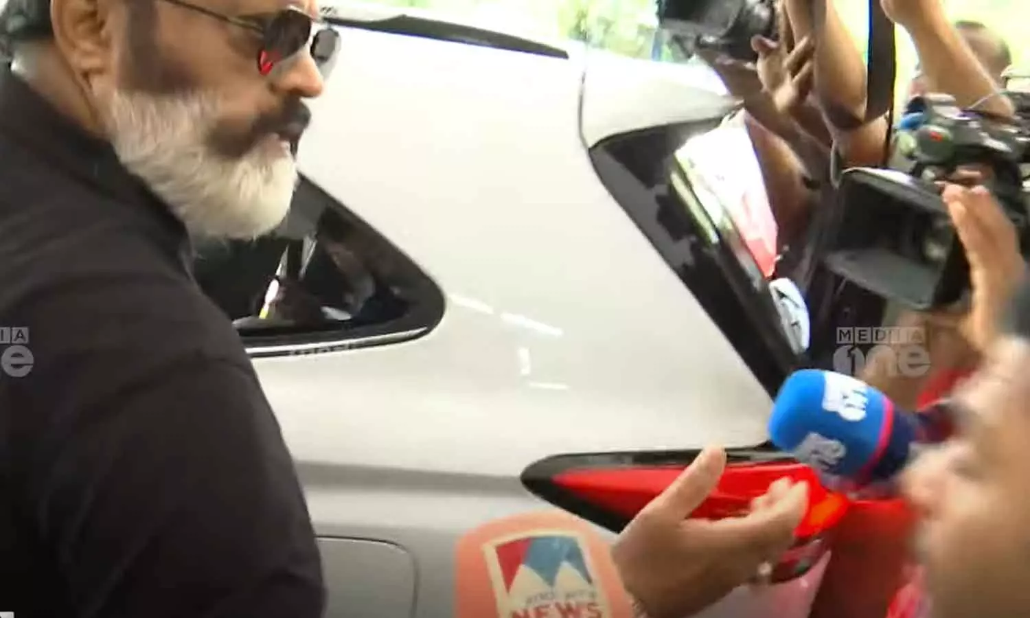 ചോദ്യം ചോദിച്ചതിന് മാധ്യമപ്രവർത്തകരെ കയ്യേറ്റം ചെയ്ത് സുരേഷ് ഗോപി ചോദ്യം ചോദിച്ചതിന് മാധ്യമപ്രവർത്തകരെ കയ്യേറ്റം ചെയ്ത് സുരേഷ് ഗോപി