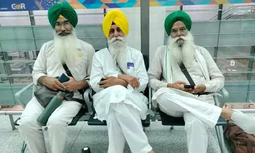 Denied boarding a plane because of religious symbols; Farmer leaders with allegations Denied boarding a plane because of religious symbols; Farmer leaders with allegations