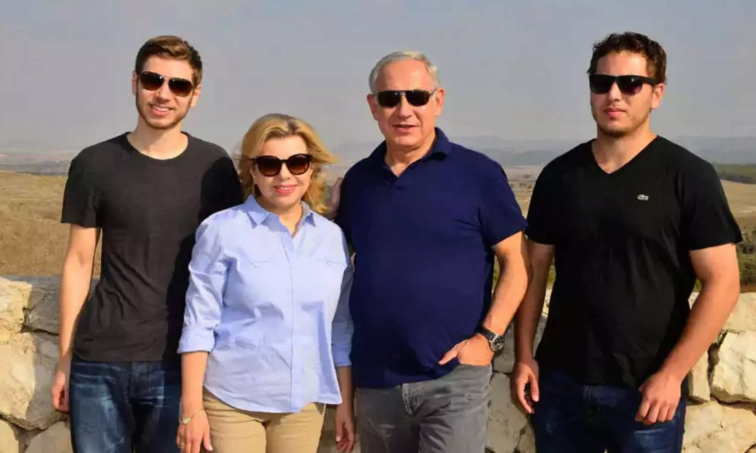 നെതന്യാഹു ഭാര്യയ്ക്കും മക്കള്ക്കുമൊപ്പം നെതന്യാഹു ഭാര്യയ്ക്കും മക്കള്ക്കുമൊപ്പം