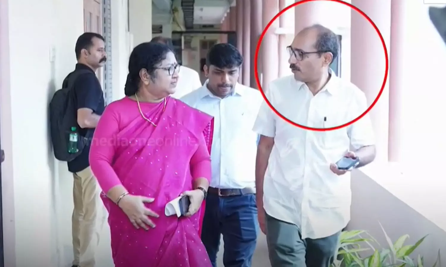 Harassment case accused to receive minister who came to Kusat; Commissioned by the Vice Chancellor, latest news malayalam കുസാറ്റിലെത്തിയ മന്ത്രിയെ സ്വീകരിക്കാൻ പീഡനക്കേസ് പ്രതി; ചുമതലപ്പെടുത്തിയത് വൈസ് ചാൻസലർ