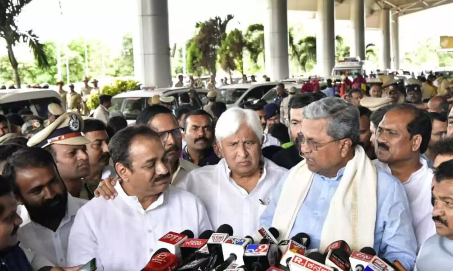 കർണാടകയിൽ ഭരണം പിടിക്കാൻ ‘ഓപ്പറേഷൻ കമലയുമായി’ ബി.ജെ.പി; രൂക്ഷ വിമർശനവുമായി സിദ്ധരാമയ്യ കർണാടകയിൽ ഭരണം പിടിക്കാൻ ‘ഓപ്പറേഷൻ കമലയുമായി’ ബി.ജെ.പി; രൂക്ഷ വിമർശനവുമായി സിദ്ധരാമയ്യ