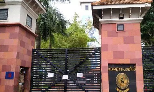 വിവാദങ്ങൾ പുകയുന്നു; അടിയന്തര യോഗം ചേർന്ന് ഉന്നത പൊലീസ് ഉദ്യോഗസ്ഥർ വിവാദങ്ങൾ പുകയുന്നു; അടിയന്തര യോഗം ചേർന്ന് ഉന്നത പൊലീസ് ഉദ്യോഗസ്ഥർ