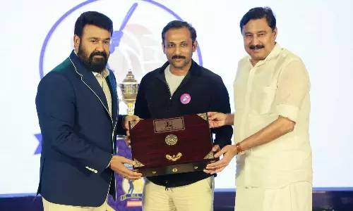 Actor Mohanlal and Sports Minister V. Abdurahiman felicitated the team owners of the first Kerala Cricket League, KCA, Kerala Cricket Association