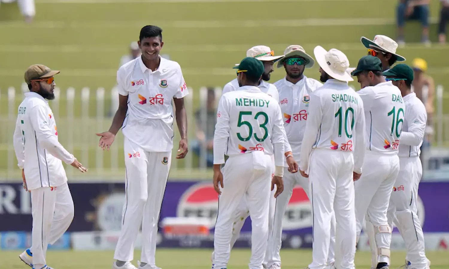 നാണക്കേടിന്‍റെ വക്കില്‍ പാകിസ്താന്‍; ചരിത്രമെഴുതാന്‍ ബംഗ്ലാദേശിന് വേണ്ടത് 143 റണ്‍സ്