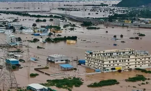 19 dead, schools shut, 140 trains cancelled, 20000 evacuated due to Andhra, Telangana Flood