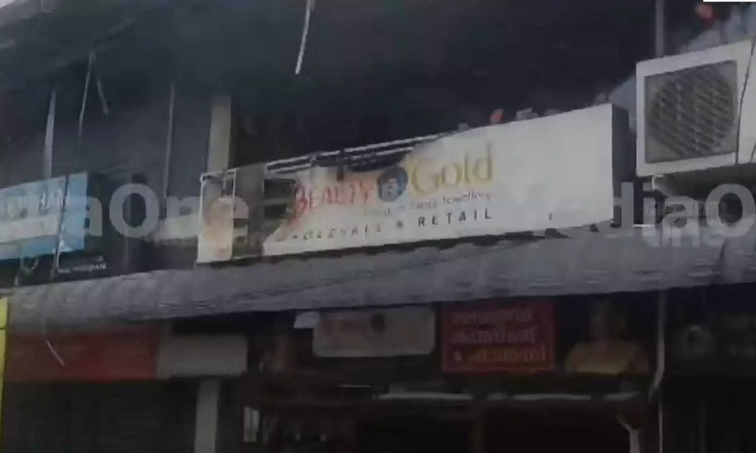 തിരുവനന്തപുരത്ത് ഇൻഷുറൻസ് ഓഫിസിൽ തീപിടിത്തം; രണ്ടുപേർ മരിച്ചു തിരുവനന്തപുരത്ത് ഇൻഷുറൻസ് ഓഫിസിൽ തീപിടിത്തം; രണ്ടുപേർ മരിച്ചു