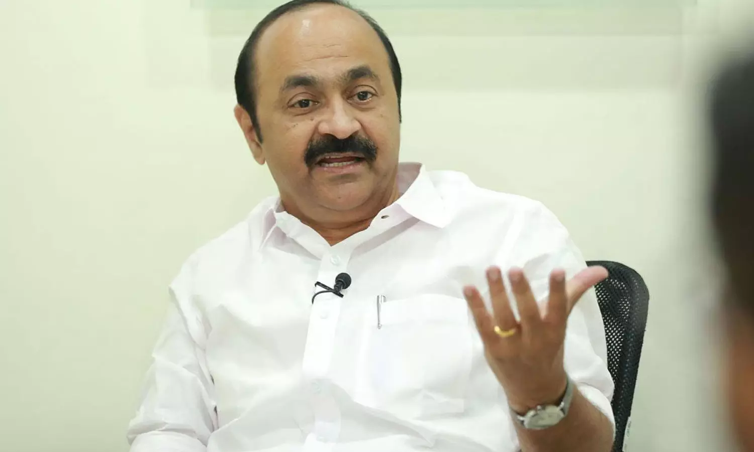 ‘ആർഎസ്എസ് ജനറൽ സെക്രട്ടറിയെ കാണാൻ എഡിജിപിയെ നിയോഗിച്ചത് മുഖ്യമന്ത്രി’: ഗുരുതര ആരോപണവുമായി വി.ഡി സതീശൻ ‘ആർഎസ്എസ് ജനറൽ സെക്രട്ടറിയെ കാണാൻ എഡിജിപിയെ നിയോഗിച്ചത് മുഖ്യമന്ത്രി’: ഗുരുതര ആരോപണവുമായി വി.ഡി സതീശൻ