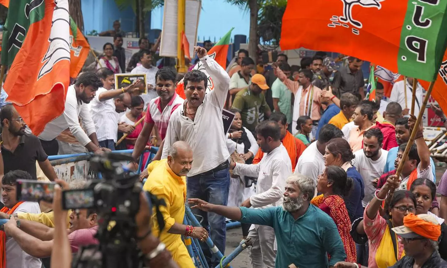 Woman doctors murder: Mamata govt shields criminals, tries to divert attention from investigation; BJP, latest news malayalam വനിതാ ഡോക്ടറുടെ കൊലപാതകം: മമത സർക്കാർ കുറ്റവാളികളെ സംരക്ഷിക്കുന്നു, അന്വേഷണത്തിൽ നിന്ന് ശ്രദ്ധ തിരിക്കാനു ശ്രമം; ബി.ജെ.പി Woman doctors murder: Mamata govt shields criminals, tries to divert attention from investigation; BJP, latest news malayalam വനിതാ ഡോക്ടറുടെ കൊലപാതകം: മമത സർക്കാർ കുറ്റവാളികളെ സംരക്ഷിക്കുന്നു, അന്വേഷണത്തിൽ നിന്ന് ശ്രദ്ധ തിരിക്കാനു ശ്രമം; ബി.ജെ.പി