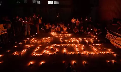 ‘മകളുടെ മൃതദേഹം ഏറ്റുവാങ്ങാനെത്തിയപ്പോൾ പൊലീസ് കൈക്കൂലി തരാൻ ​ശ്രമിച്ചു’; വെളിപ്പെടുത്തലുമായി ആർജി കാർ ആശുപത്രിയിലെ ഡോക്ടറുടെ രക്ഷിതാക്കൾ