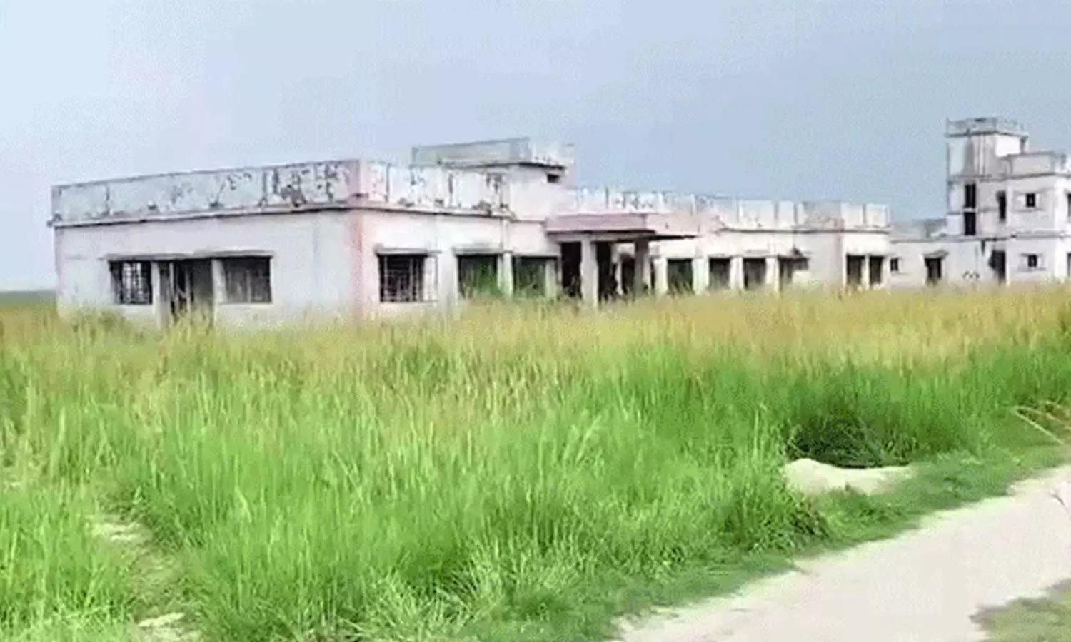 5 കോടി മുടക്കി 10 വർഷം മുമ്പ് നിർമ്മിച്ച ആശുപത്രിയെ ആരോഗ്യവകുപ്പ് ‘മറന്നുപോയി’ ; ബിഹാറിൽ നിന്ന് പുതിയ അഴിമതിക്കഥ 5 കോടി മുടക്കി 10 വർഷം മുമ്പ് നിർമ്മിച്ച ആശുപത്രിയെ ആരോഗ്യവകുപ്പ് ‘മറന്നുപോയി’ ; ബിഹാറിൽ നിന്ന് പുതിയ അഴിമതിക്കഥ