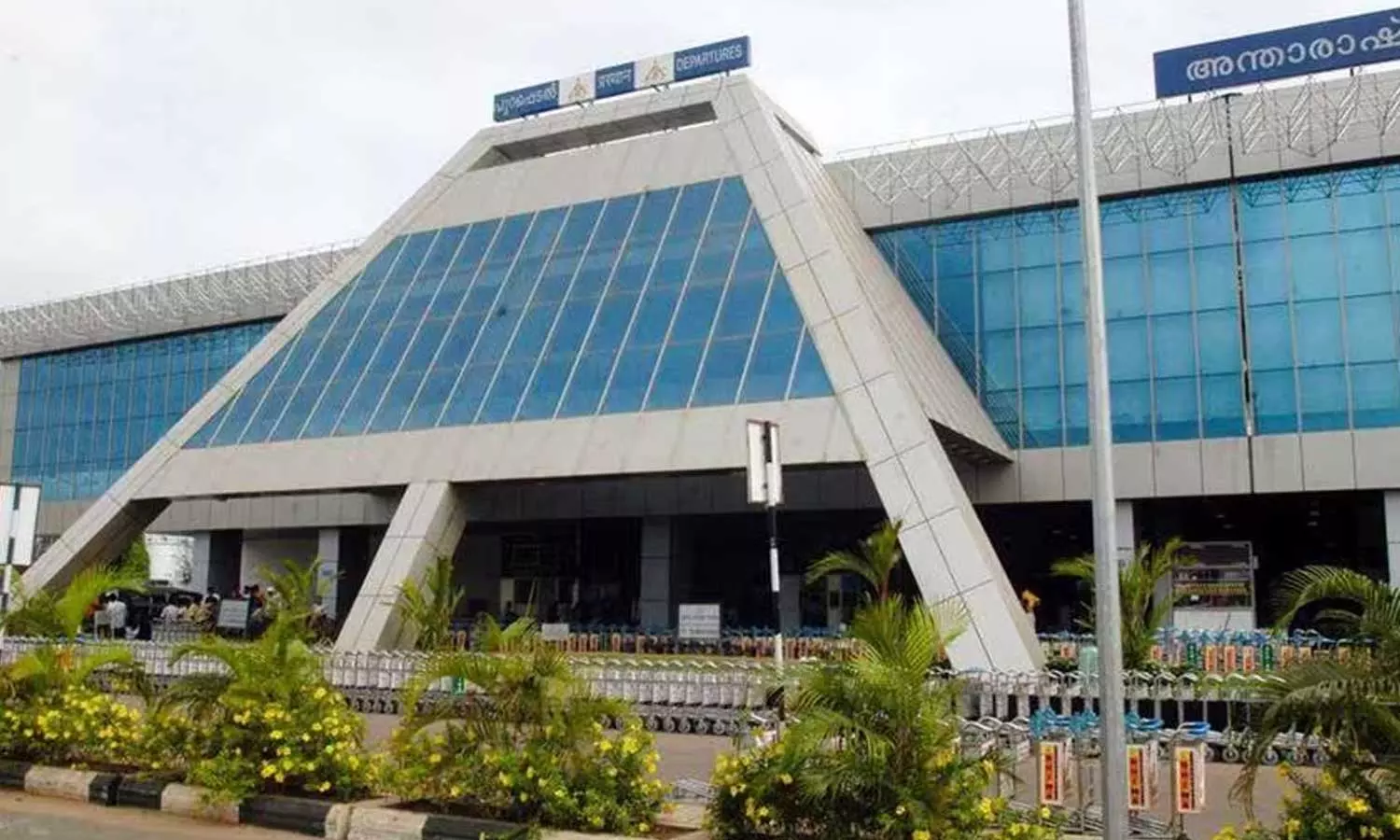 വിമാനം വൈകുന്നു; കരിപ്പൂർ വിമാനത്താവളത്തിൽ യാത്രക്കാരുടെ പ്രതിഷേധം വിമാനം വൈകുന്നു; കരിപ്പൂർ വിമാനത്താവളത്തിൽ യാത്രക്കാരുടെ പ്രതിഷേധം