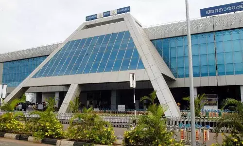 വിമാനം വൈകുന്നു;  കരിപ്പൂർ വിമാനത്താവളത്തിൽ യാത്രക്കാരുടെ പ്രതിഷേധം