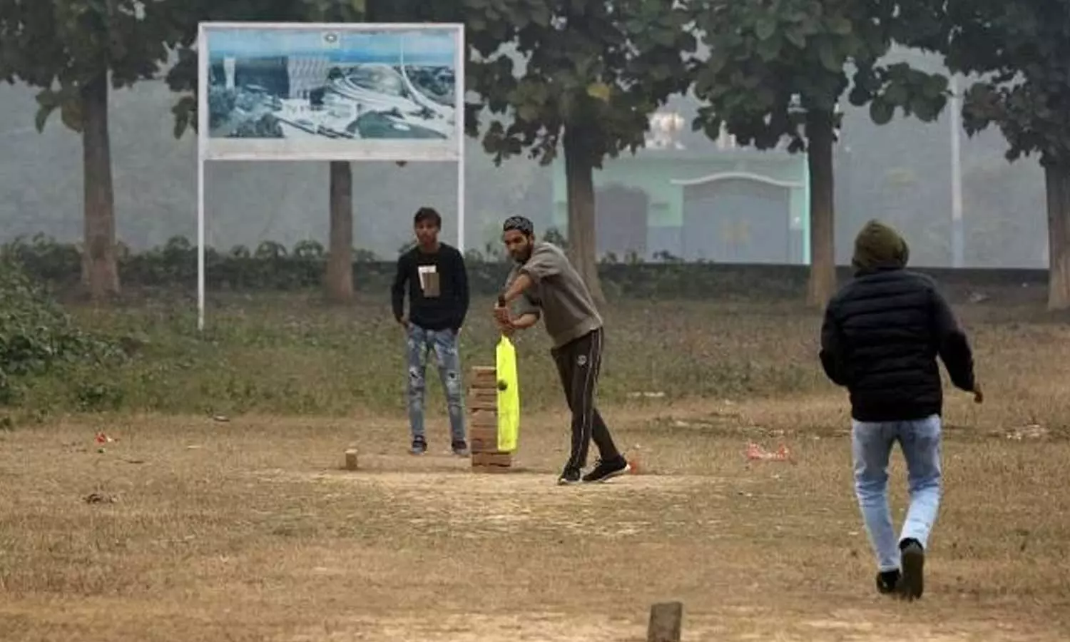 നിർദിഷ്ട മസ്ജിദിനായി അനുവദിച്ച ഭൂമിയിൽ യുവാക്കൾ ക്രിക്കറ്റ് കളിക്കുന്നു.- ഫയൽ ചിത്രം നിർദിഷ്ട മസ്ജിദിനായി അനുവദിച്ച ഭൂമിയിൽ യുവാക്കൾ ക്രിക്കറ്റ് കളിക്കുന്നു.- ഫയൽ ചിത്രം