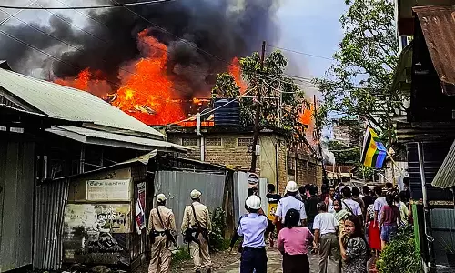 മണിപ്പൂരിൽ വീണ്ടും സംഘർഷം; സ്ത്രീ കൊല്ലപ്പെട്ടു, നിരവധി വീടുകൾ അഗ്നിക്കിരയാക്കി
