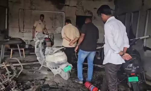 വാങ്ങിയതിന്റെ പിറ്റേന്ന് മുതൽ സ്കൂട്ടറിന് തകരാർ; ഒല ഷോറൂമിന് തീയിട്ട് ഉപഭോക്താവ് വാങ്ങിയതിന്റെ പിറ്റേന്ന് മുതൽ സ്കൂട്ടറിന് തകരാർ; ഒല ഷോറൂമിന് തീയിട്ട് ഉപഭോക്താവ്