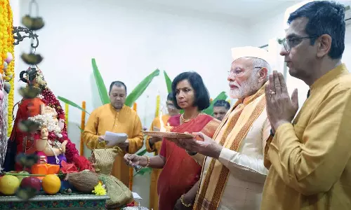 ഗണേശോത്സവ പൂജക്ക് പ്രധാനമന്ത്രിയെ വീട്ടിലേക്ക് ക്ഷണിച്ച ചീഫ് ജസ്റ്റിസിന്റെ നടപടി വിവാദത്തിൽ