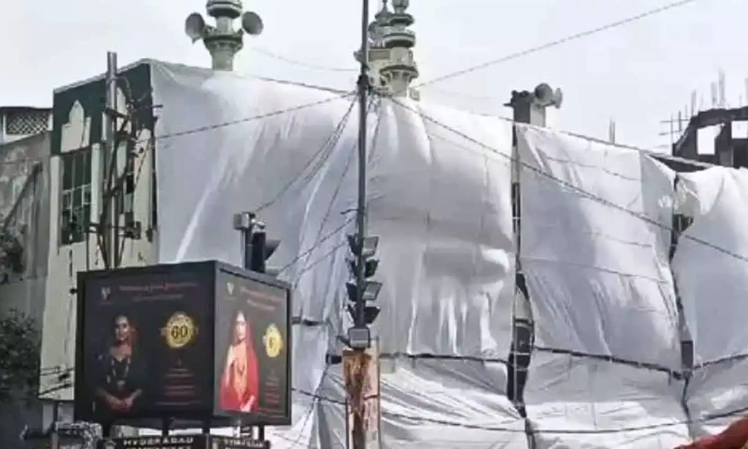 ഗണേശ ചതുർഥി ഘോഷയാത്ര; ഹൈദരാബാദിലെ പള്ളികൾ  മറച്ച് അധികൃതർ