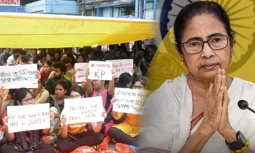 സമരവേദിയിൽ അപ്രതീക്ഷിതമായി മമത; ഡോക്ടർമാരെ അനുനയിപ്പിക്കാൻ നീക്കം