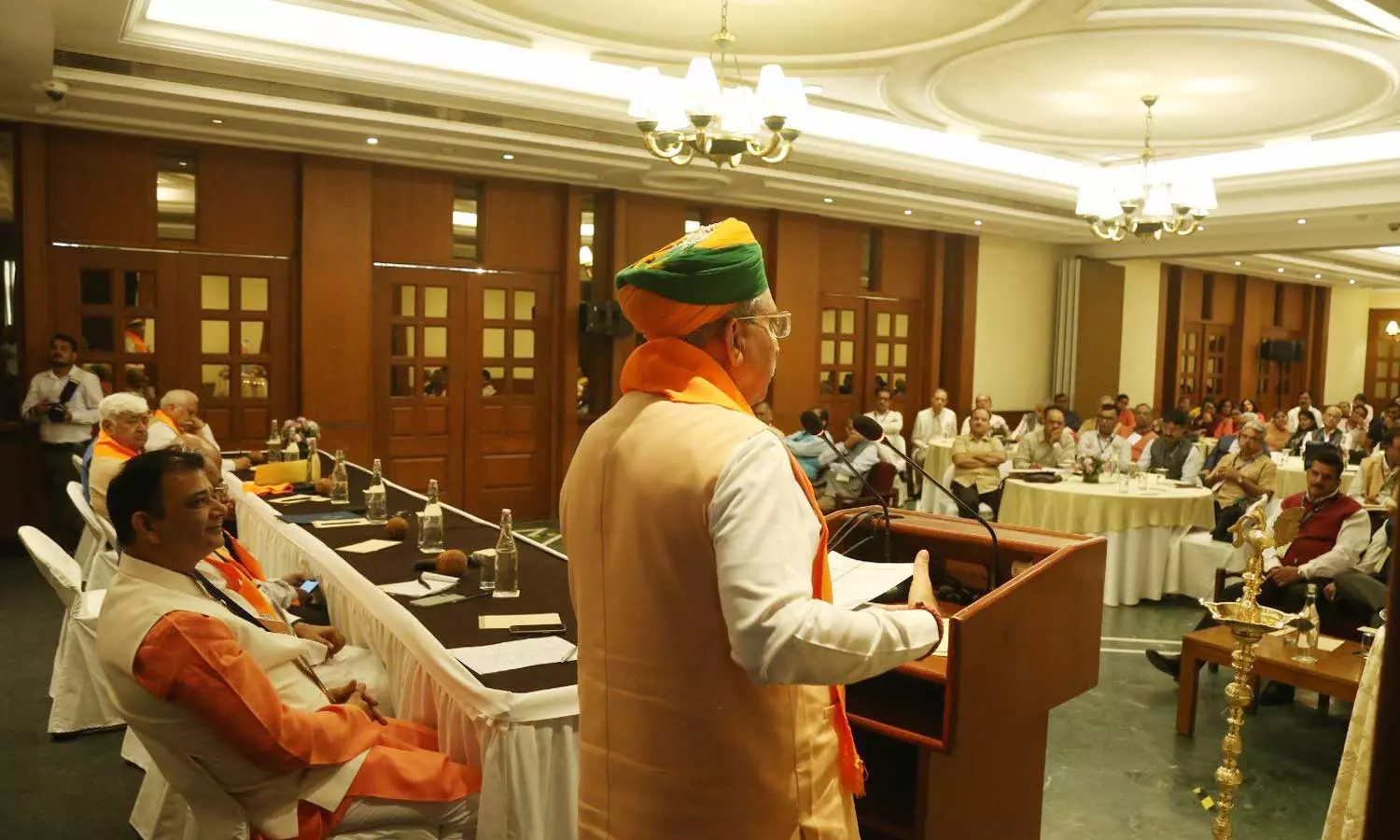 റിട്ട. ജഡ്ജിമാരുടെ യോഗം രഹസ്യപരിപാടി; ചിത്രങ്ങൾ പുറത്തുവിട്ടതില്‍ കേന്ദ്രത്തിനെതിരെ വിഎച്ച്പി