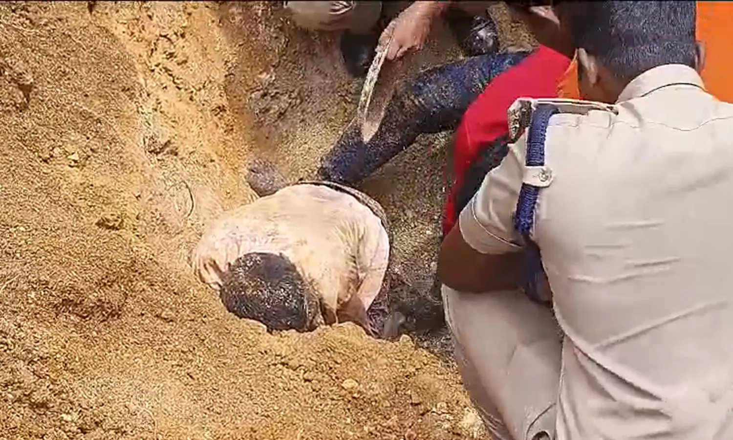 നെയ്യാറ്റിൻകരയിൽ മണ്ണിനടിയില്‍ കുടുങ്ങിയ തൊഴിലാളിയെ രക്ഷപ്പെടുത്തി