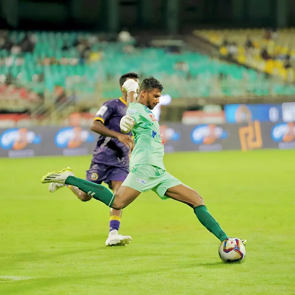 ആവേശം ഉയരും; മലപ്പുറവും തൃശ്ശൂരും നേർക്കുനേർ