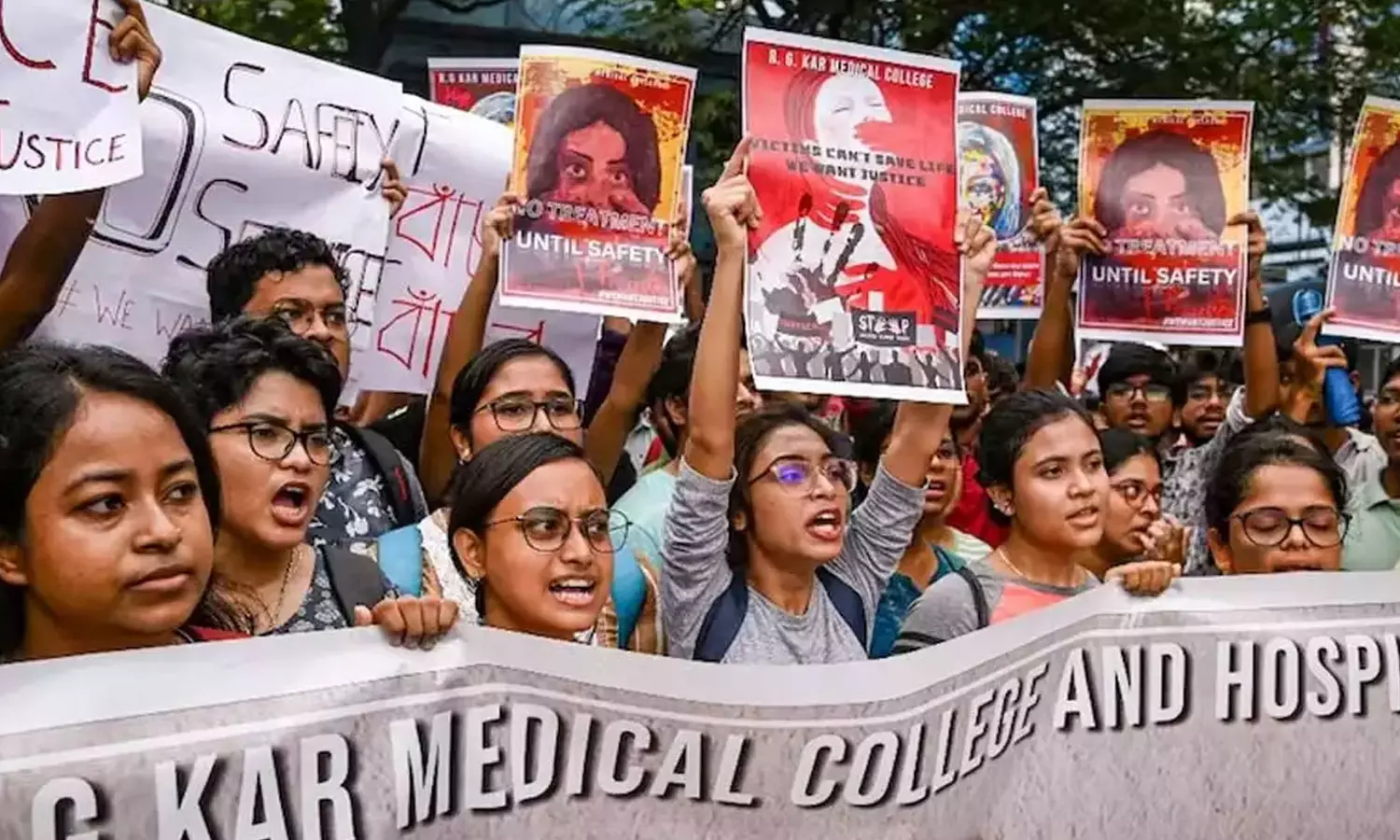 Kolkata rape and murder: Bengals junior doctors partially end their strike, latest news malayalam, കൊൽക്കത്ത ബലാൽസംഗക്കൊല: സമരം ഭാഗികമായി അവസാനിപ്പിച്ച് ബംഗാളിലെ ജൂനിയർ ഡോക്ടർമാർ