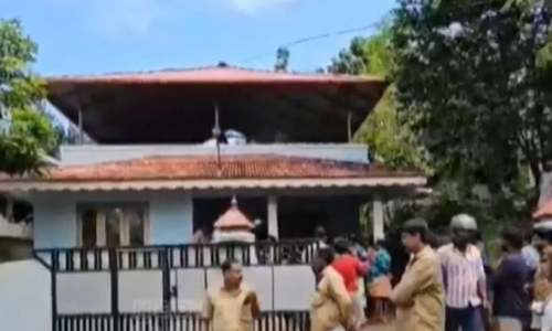 കൊട്ടാരക്കരയില് ഭാര്യയെ ഭര്ത്താവ് ശ്വാസം മുട്ടിച്ച ശേഷം കഴുത്തറുത്ത് കൊന്നു കൊട്ടാരക്കരയില് ഭാര്യയെ ഭര്ത്താവ് ശ്വാസം മുട്ടിച്ച ശേഷം കഴുത്തറുത്ത് കൊന്നു