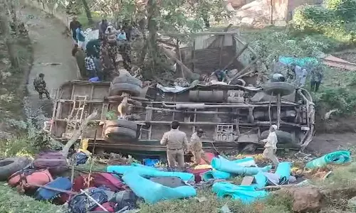 3 Jawans Dead As Bus Falls Into Gorge In Jammu And Kashmirs Budgam 3 Jawans Dead As Bus Falls Into Gorge In Jammu And Kashmirs Budgam