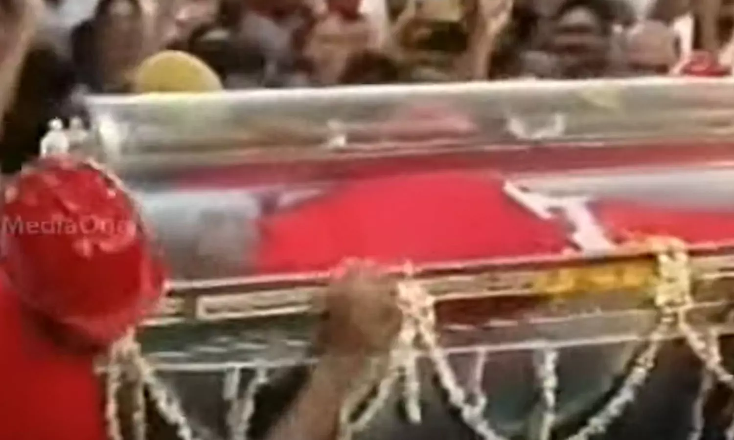 എം.എം ലോറൻസിന്റെ അന്ത്യയാത്രയിൽ നാടകീയത; പൊതുദർശനഹാളിൽ ഉന്തും തള്ളും എം.എം ലോറൻസിന്റെ അന്ത്യയാത്രയിൽ നാടകീയത; പൊതുദർശനഹാളിൽ ഉന്തും തള്ളും