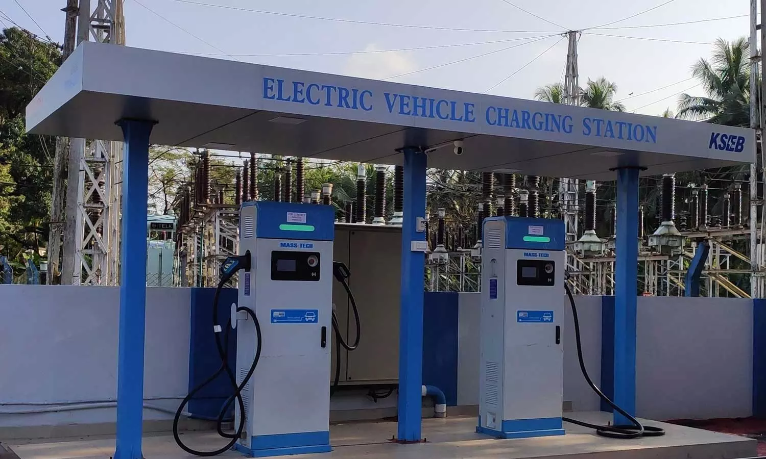 ഇലക്ട്രിക് കാർ റീച്ചാർജ് ചെയ്യുന്നതിനിടെ കെഎസ്ഇബിയുടെ ചാർജിങ് സ്റ്റേഷനിൽ നിന്ന് വീട്ടമ്മക്ക് ഷോക്കേറ്റു