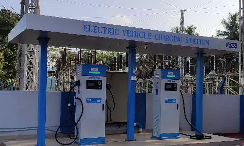 ഇലക്ട്രിക് കാർ റീച്ചാർജ് ചെയ്യുന്നതിനിടെ കെഎസ്ഇബിയുടെ ചാർജിങ് സ്റ്റേഷനിൽ നിന്ന് വീട്ടമ്മക്ക് ഷോക്കേറ്റു