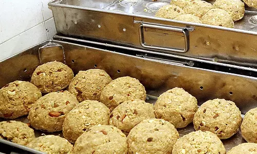 ക്ഷേത്രങ്ങളിലെ പ്രസാദങ്ങളുടെ ഗുണനിലവാരം പരിശോധിക്കാൻ ഭക്ഷ്യസുരക്ഷാവകുപ്പിന് നിർദേശം നൽകി ആന്ധ്രാപ്രദേശ്