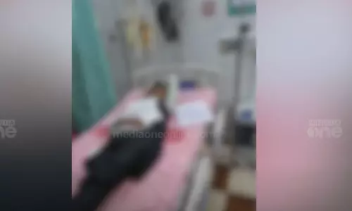 ഹൈഡ്രോളിക് ഡോറിനിടയിൽപ്പെട്ട് വിദ്യാർഥിക്ക് പരിക്ക്; 16കാരിയെ ബസ് ജീവനക്കാർ വഴിയിൽ ഇറക്കിവിട്ടു