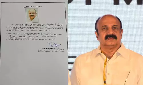 Look out notice against Siddique who is absconding;  It has been suggested that it should be posted at every station along with the photo,,latest news malayalam, ഒളിവിൽ കഴിയുന്ന സിദ്ദിഖിനെതിരെ ലുക്ക് ഔട്ട്‌ നോട്ടീസ്;  ഫോട്ടോ സഹിതം എല്ലാ സ്റ്റേഷനിലും പതിക്കണമെന്ന് നിർദേശം