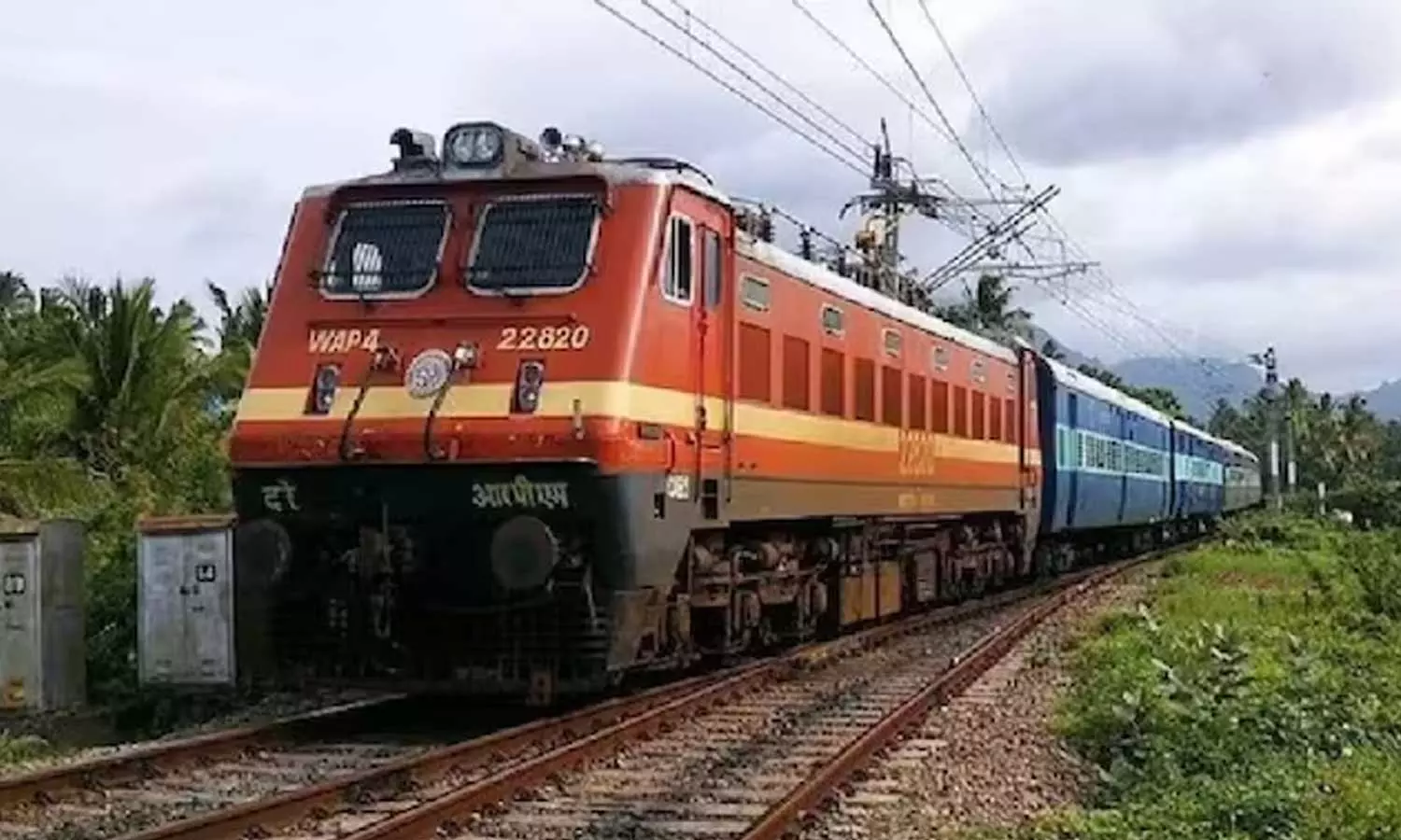 UP man throws stones at train passengers to steal their phones, arrested