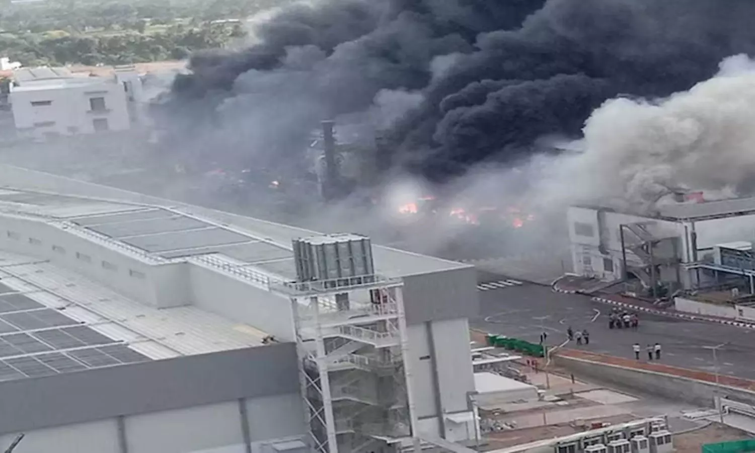 Fire Breaks Out At Tata Electronics’ Manufacturing Plant In Tamil Nadus Hosur,latest news malayalam, ടാറ്റയുടെ ഐഫോൺ നിർമാണ പ്ലാന്റിൽ വൻ തീപിടിത്തം; പരിസരമാകെ പുകപടലം- വീഡയോ