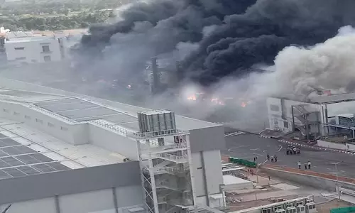 Fire Breaks Out At Tata Electronics’ Manufacturing Plant In Tamil Nadus Hosur,latest news malayalam, ടാറ്റയുടെ ഐഫോൺ നിർമാണ പ്ലാന്റിൽ വൻ തീപിടിത്തം; പരിസരമാകെ പുകപടലം- വീഡയോ Fire Breaks Out At Tata Electronics’ Manufacturing Plant In Tamil Nadus Hosur,latest news malayalam, ടാറ്റയുടെ ഐഫോൺ നിർമാണ പ്ലാന്റിൽ വൻ തീപിടിത്തം; പരിസരമാകെ പുകപടലം- വീഡയോ