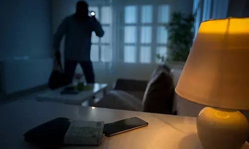 Two held for theft at deputy CM’s residence, latest news malayalam, തെലങ്കാന ഉപമുഖ്യമന്ത്രിയുടെ വീട്ടിൽ മോഷണം; ബിഹാർ സ്വദേശികളായ പ്രതികളെ പശ്ചിമബം​ഗാളിൽ നിന്ന് പിടികൂടി