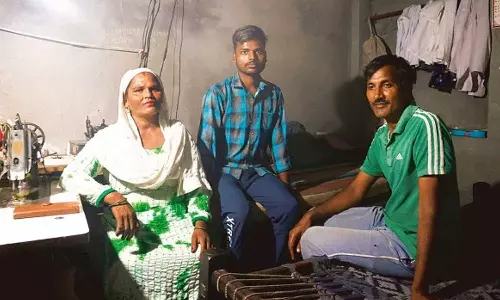 ‘മൂത്തമകന്റെ പഠനത്തിനായി എനിക്ക് വീട് വിൽക്കേണ്ടി വന്നു’;   17,500 രൂപയിൽ കുടുങ്ങിയ ദലിത് വിദ്യാർഥിയുടെ ഐഐടി സ്വപ്നം