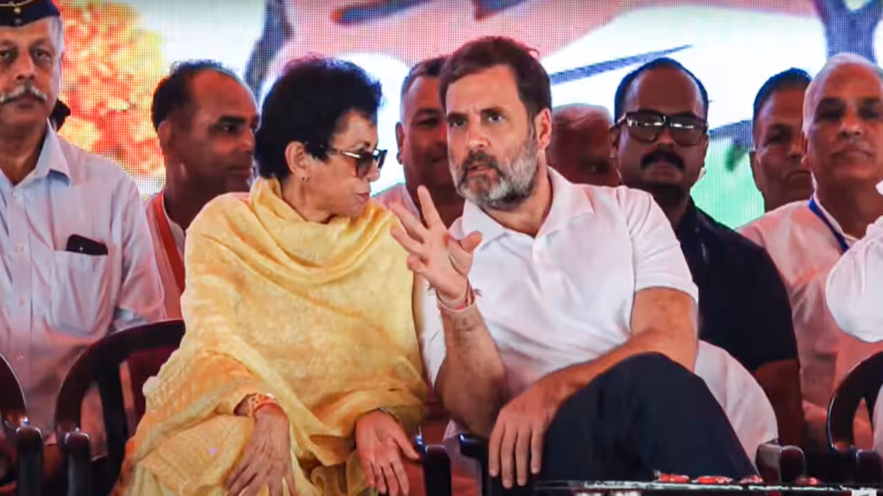 Rahul Gandhi with party leaders Rahul Gandhi with party leaders