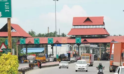 ഒരു തവണ ടോൾ പ്ലാസ കടന്നതിന് എട്ട് തവണ ടോൾ ഈടാക്കി; പാലിയേക്കരയിൽ തട്ടിപ്പെന്ന് പരാതി ഒരു തവണ ടോൾ പ്ലാസ കടന്നതിന് എട്ട് തവണ ടോൾ ഈടാക്കി; പാലിയേക്കരയിൽ തട്ടിപ്പെന്ന് പരാതി