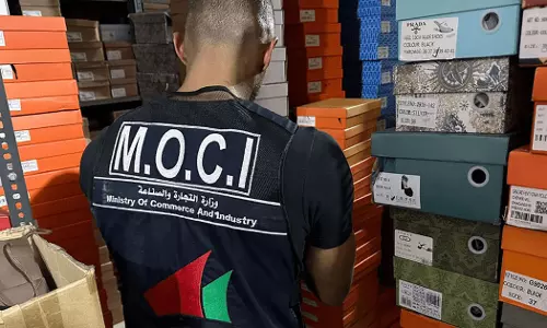 Kuwaiti Ministry of Commerce has banned the sale of goods outside the shop