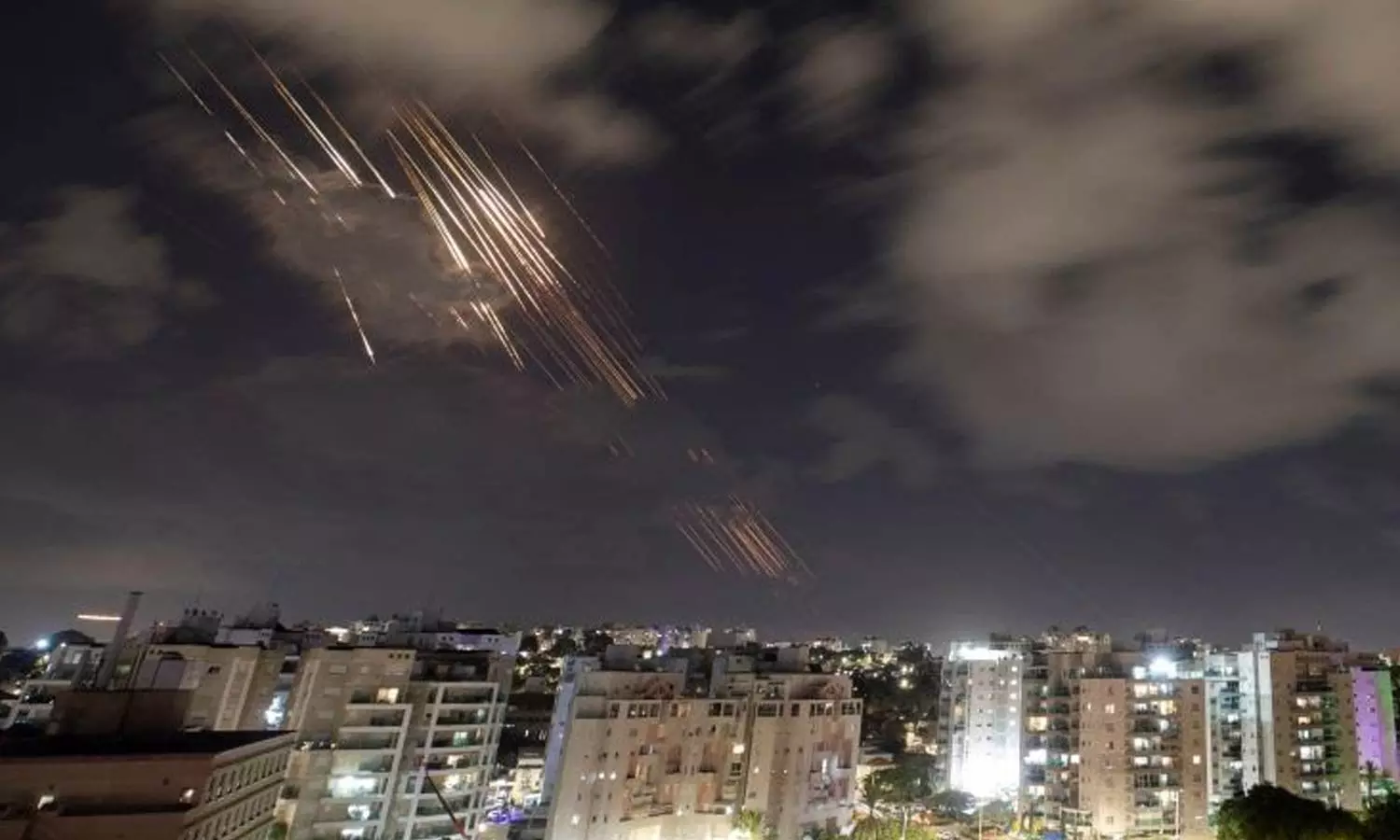 തീമഴ വർഷിച്ച് ഇറാന്റെ മിസൈലുകൾ; നടുങ്ങി ഇസ്രായേൽ നഗരങ്ങൾ